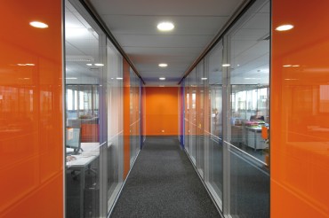 cloisons-vitrees-couleur-couloir-bureaux