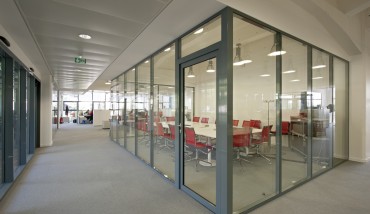 cloisons-vitrees-dans-batiment-industriel-transforme-en-bureaux-start-up