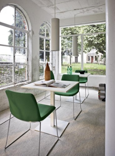 chaise-et-table-dans-espace-de-restauration-contemporain