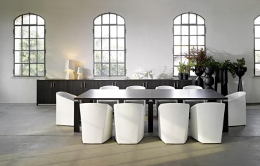 Table-de-reunion-Wenge-et-fauteuils-cuir-blanc